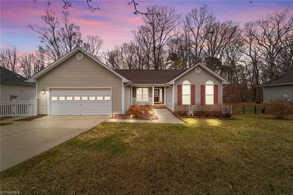 1235 Somerset Crossing LN, Kernersville, NC 27284