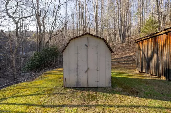 Lansing, NC 28643,404 W Calhoun RD