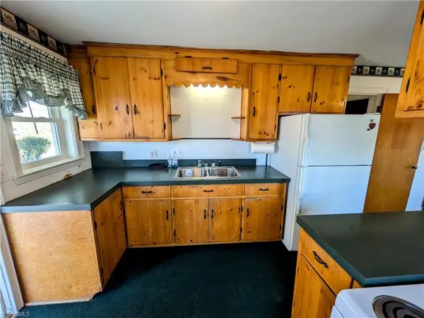 King, NC 27021,220 W King ST