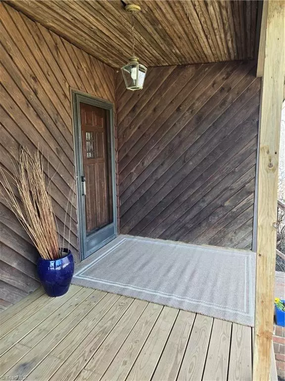 King, NC 27021,1077 Flat Shoals RD