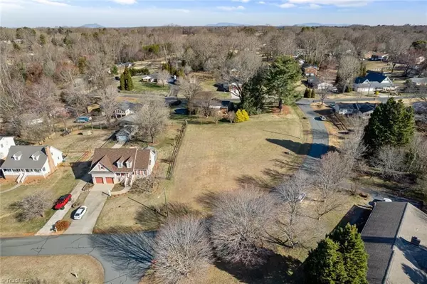 5572 Folkstone RD, Pfafftown, NC 27040