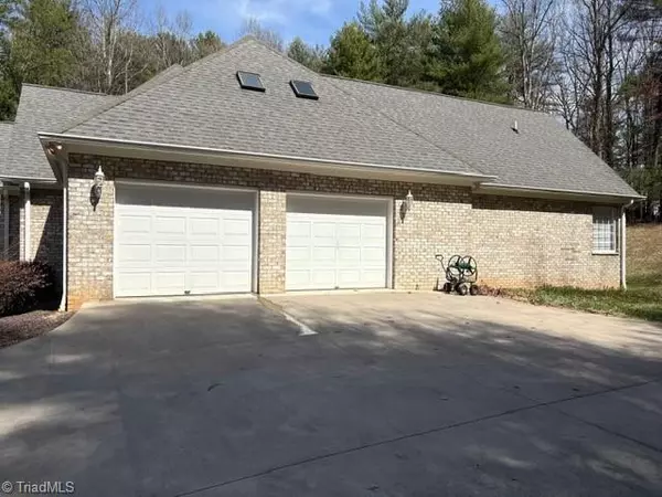 Wilkesboro, NC 28697,1633 Skyland DR