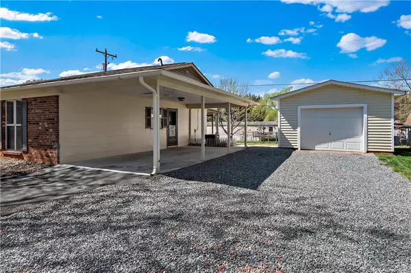 King, NC 27021,109 Ravenwood CT