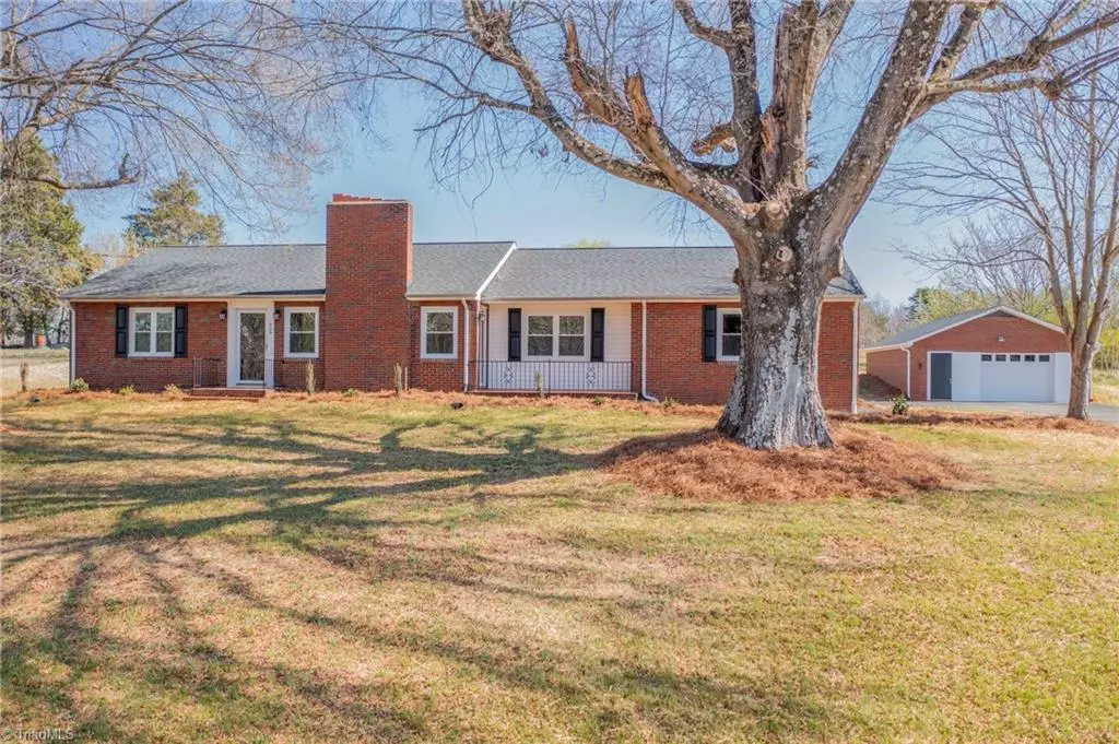 King, NC 27021,909 E King ST