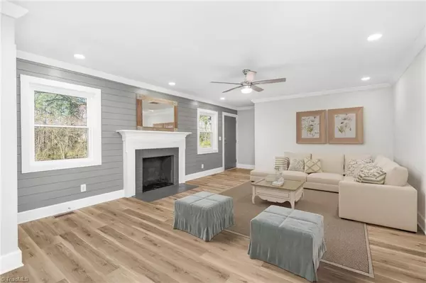 King, NC 27021,909 E King ST