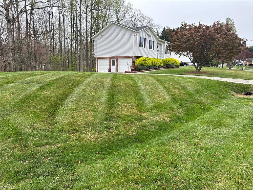 Mount Airy, NC 27030,212 Oak Ridge PL