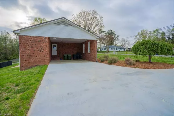 Lexington, NC 27292,804 W 4th AVE