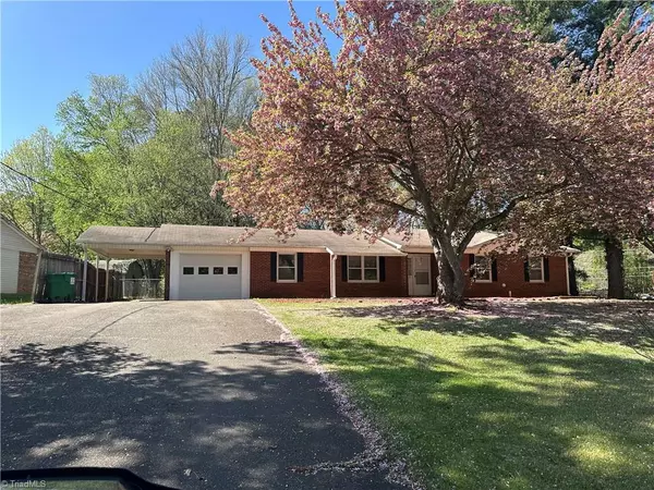 112 Hickory LN, King, NC 27021