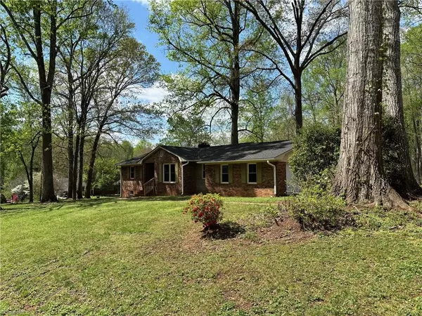 4896 Candlelight DR, Winston-salem, NC 27107