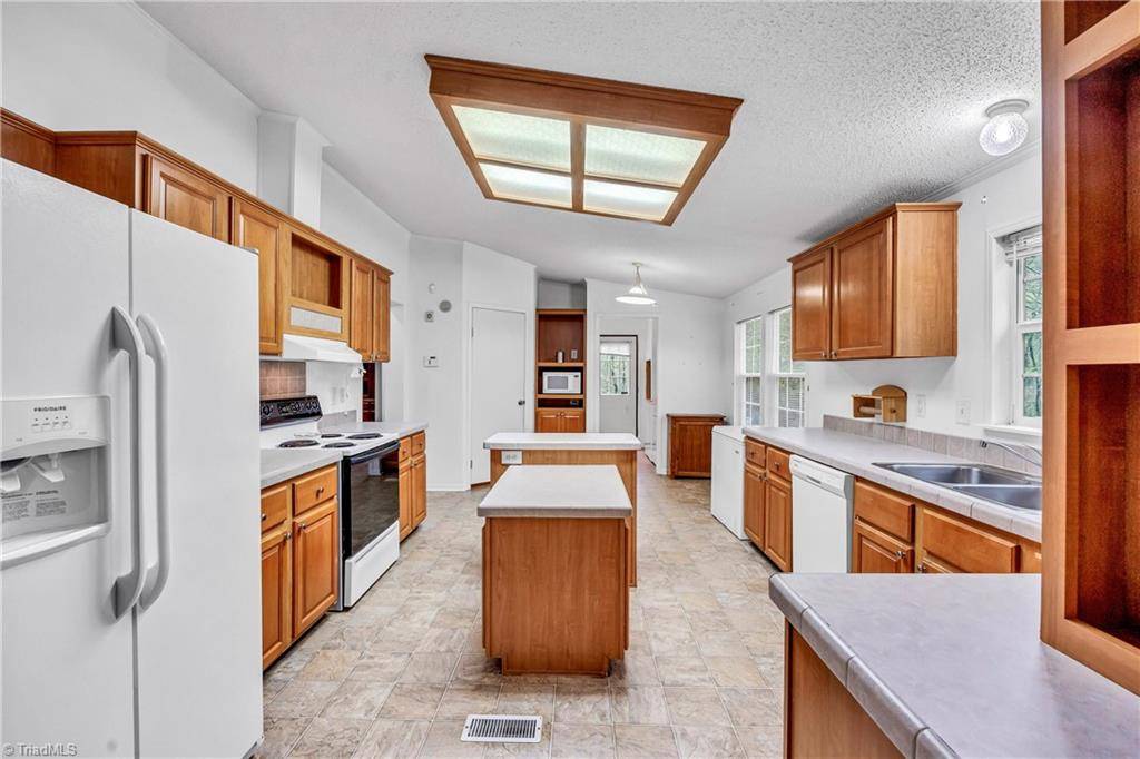 Pilot Mountain, NC 27041,1265 Rainbow LN