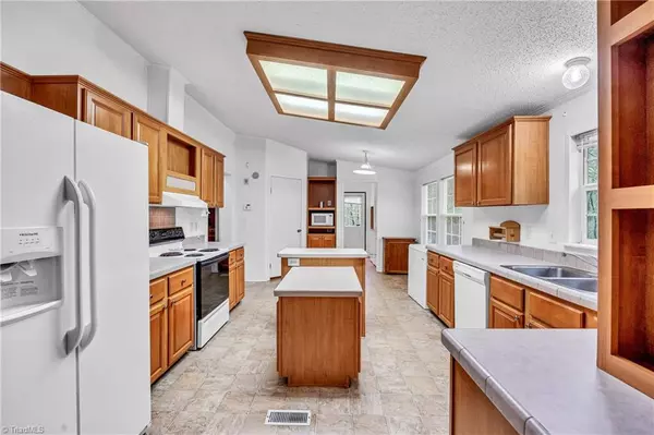 Pilot Mountain, NC 27041,1265 Rainbow LN