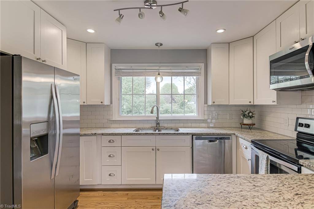 Winston-salem, NC 27103,5940 Cottonwood LN