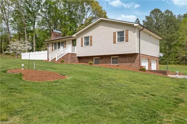 195 Old Farm LN, Mocksville, NC 27028-7318