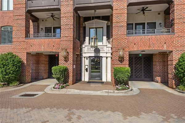 Winston-salem, NC 27101,1 Park Vista LN #430