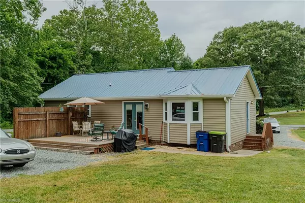 Haw River, NC 27258,403 Rolling RD
