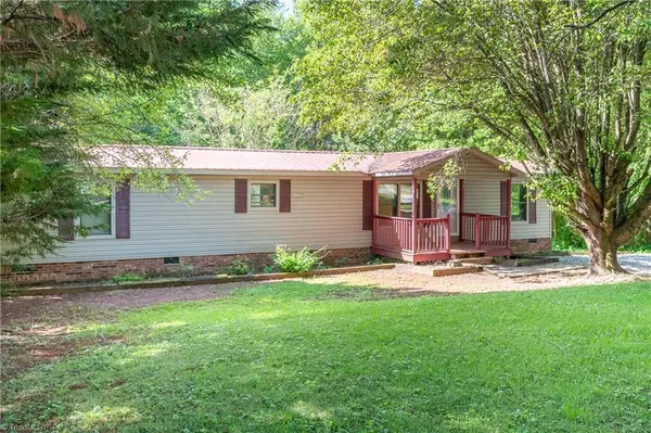 137 W Crosswinds CT, Mount Airy, NC 27030