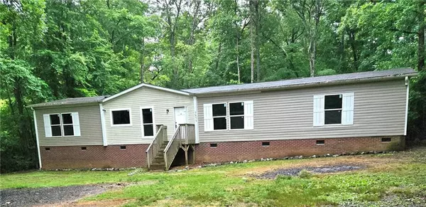 2832 Ladale LN, Mebane, NC 27302