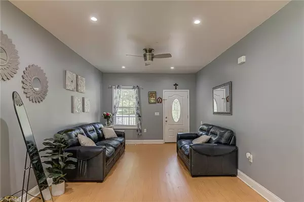 Winston-salem, NC 27105,5035 Scenic DR