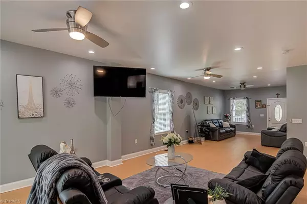 Winston-salem, NC 27105,5035 Scenic DR