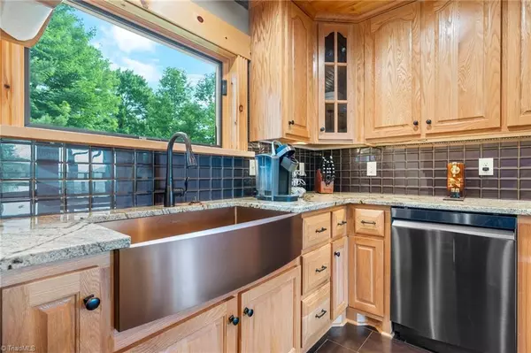 Purlear, NC 28665,419 Woodpecker RD