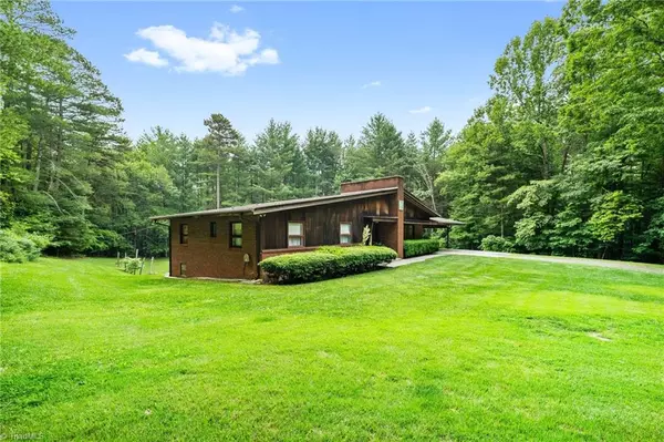 Wilkesboro, NC 28697,241 Oak LN