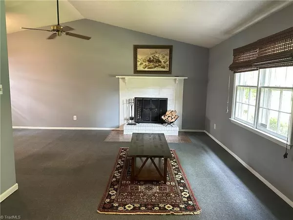 King, NC 27021,401 Turkey Hill DR