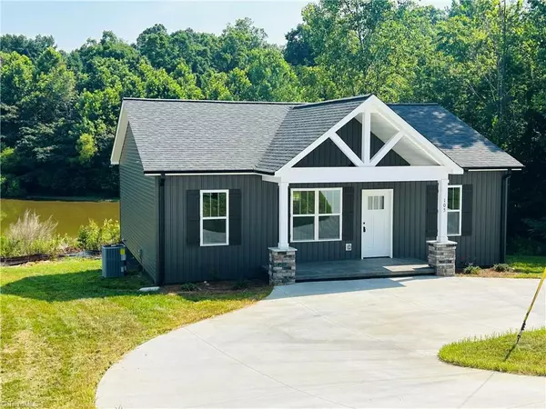 105 Lakeshore DR, Thomasville, NC 27360