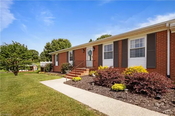 216 E Devon DR, Mount Airy, NC 27030