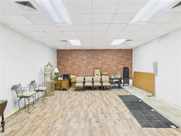 Greensboro, NC 27407,4925 Market ST