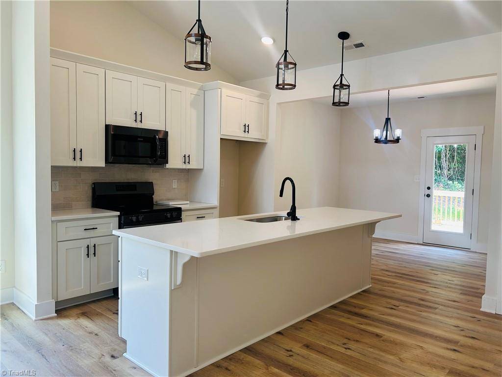 Thomasville, NC 27360,18 W Colonial DR