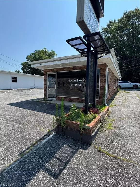 King, NC 27021,239 Main ST