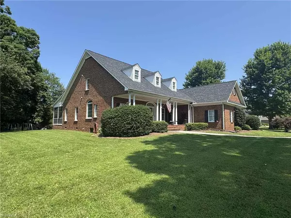Yadkinville, NC 27055,2553 Country Club RD