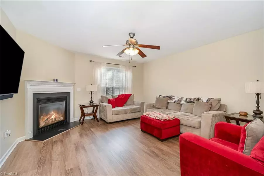 1214 Waterlyn DR, Greensboro, NC 27405