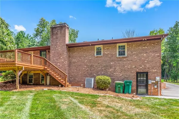 Pfafftown, NC 27040,2150 Larkwood DR