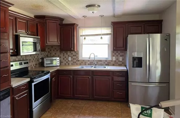 3001 Shallowford DR, Greensboro, NC 27406