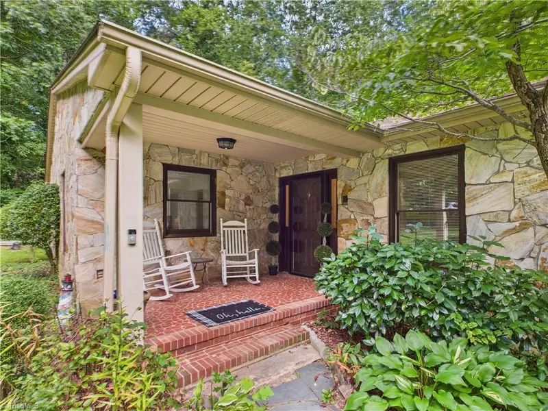 2800 Brookledge CT, Browns Summit, NC 27214