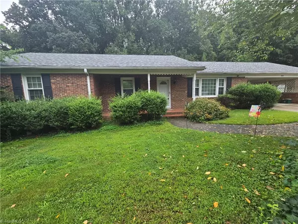 408 Crestview DR, Thomasville, NC 27360