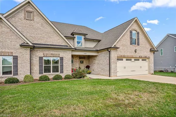7004 Westfield Village CIR, Summerfield, NC 27358