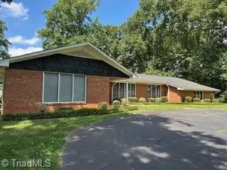 3160 Shaftesbury LN, Winston-salem, NC 27105