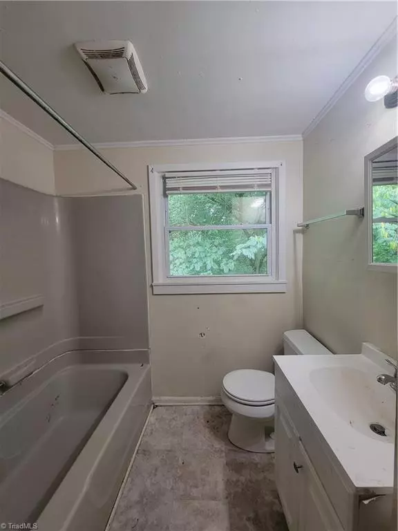 Winston-salem, NC 27105,2725 Drewry LN