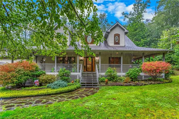 163 Old Hickory LN, Linville, NC 28646