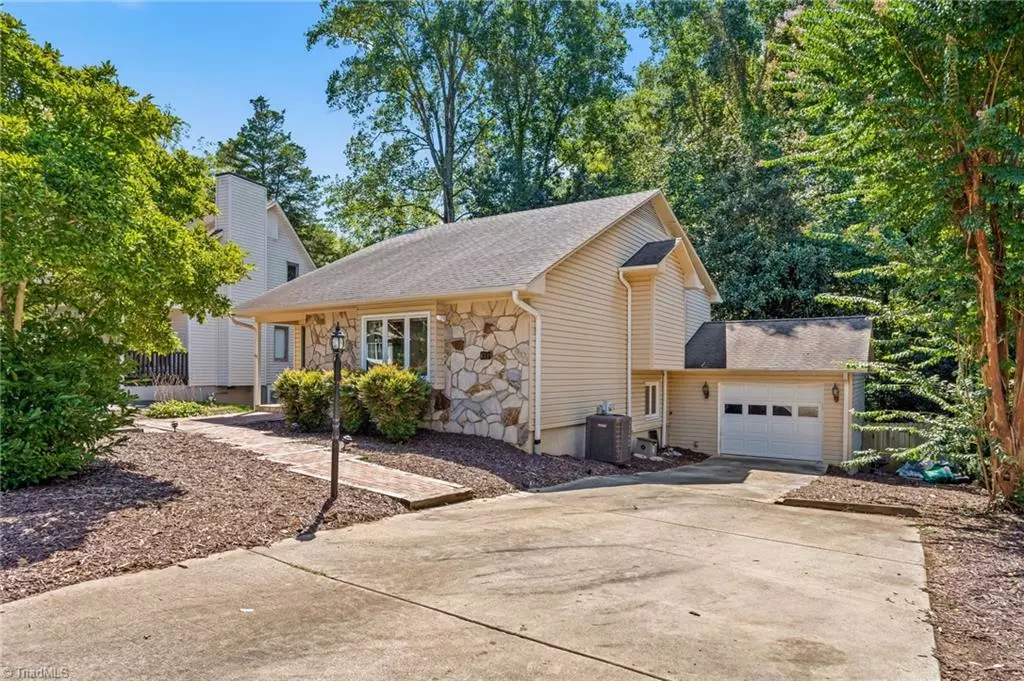 Winston-salem, NC 27104,120 Carrisbrooke LN