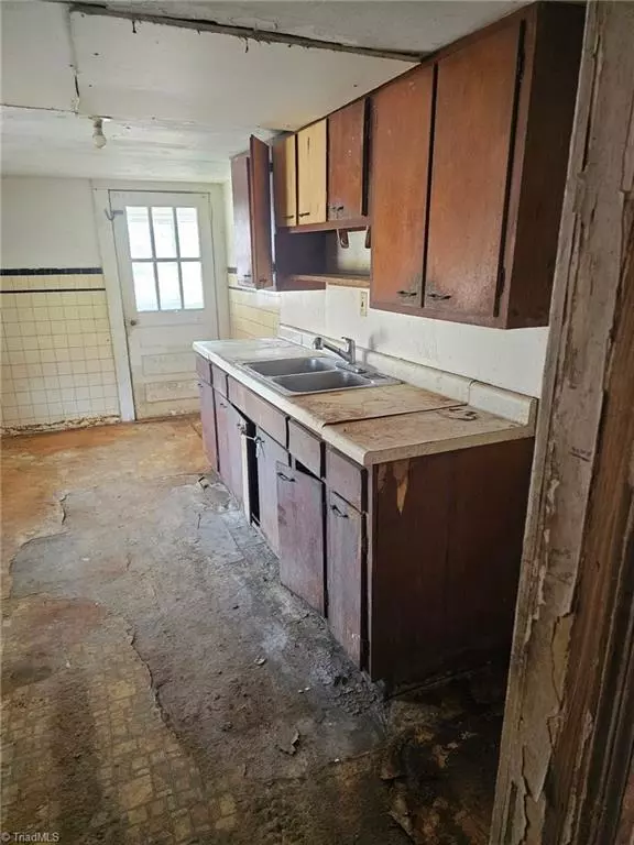 Elkin, NC 28621,491 Pleasant Hill DR