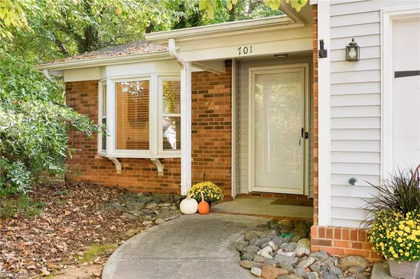 701 Woodbury Knolls DR, Winston-salem, NC 27104