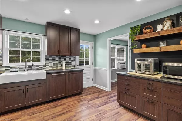 King, NC 27021,1121 Dogwood DR