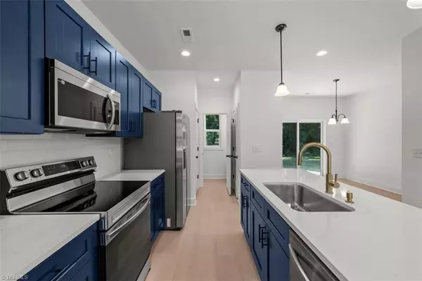 806 W Dameron AVE, Liberty, NC 27298