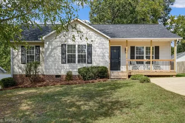 210 Larkspur LN, Thomasville, NC 27360