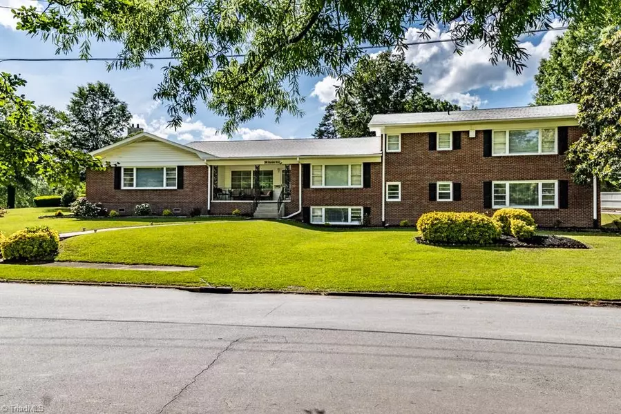 300 Edgedale DR, High Point, NC 27262