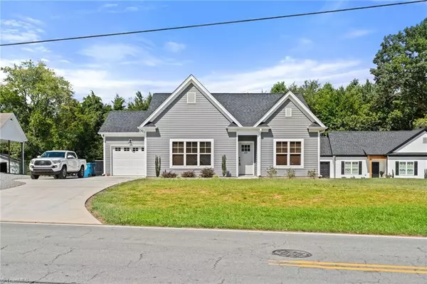 372 W Lee AVE, Yadkinville, NC 27055