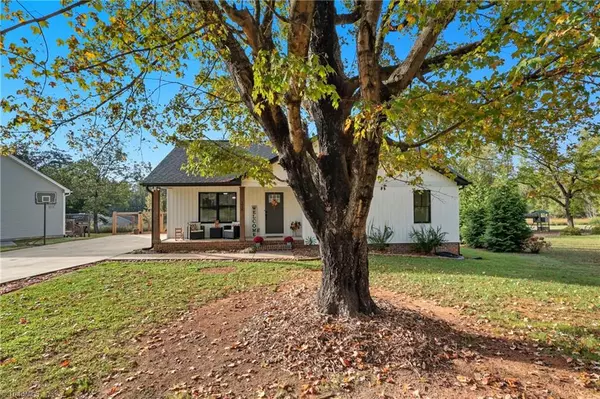 Yadkinville, NC 27055,218 Taylor ST